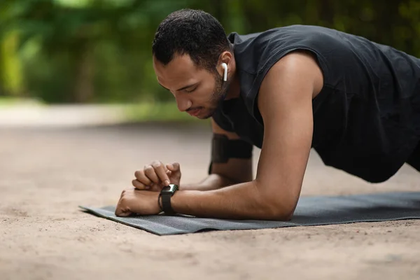 Closeup Handsome Young Sporty Black Man Planking Public Park Using — Stock Photo, Image