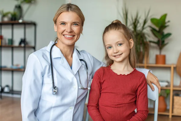 Portrait Happy Pediatrician Pretty Child Girl Looking Smiling Camera Sitting — Zdjęcie stockowe