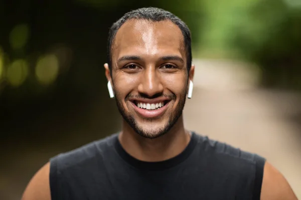 Handsome African American Millenial Guy Exercising Public Park Listening Music — Stockfoto