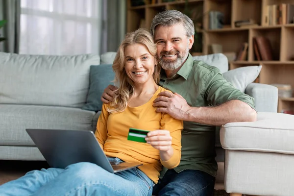 Online Payments Portrait Happy Mature Spouses Using Laptop Credit Card — Stok fotoğraf