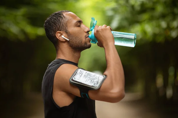 Sporty Millennial African American Man Black Sportswear Drinking Water Exercising — Stock fotografie