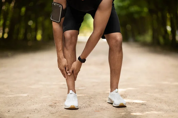 Cropped Black Sportsman Exercising Public Park Touching His Leg Experiencing — Stockfoto