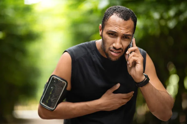 Young African American Sportsman Having Heart Attack While Jogging Public — Stok fotoğraf