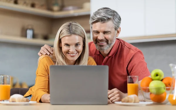 Щасливі Люблячі Подружжя Використовують Ноутбук Під Час Їжі Кухні Веселий — стокове фото