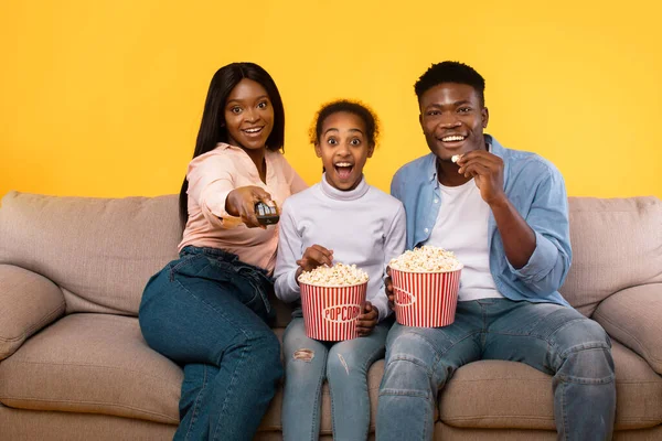 Emotional African American Family Three Watching Movie Young Parents Sitting — Fotografia de Stock