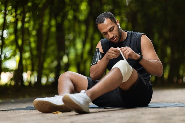 Knee Injury Workout Concept African American Sportsman Sitting Fitness Mat — Stockfoto