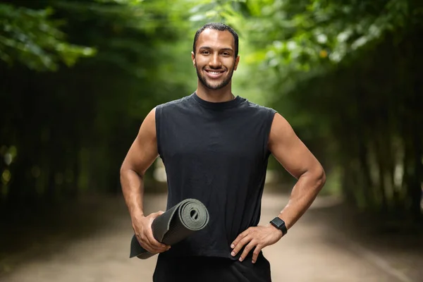 Joyful Handsome Athletic Black Guy Having Workout Green Public Park — Fotografia de Stock