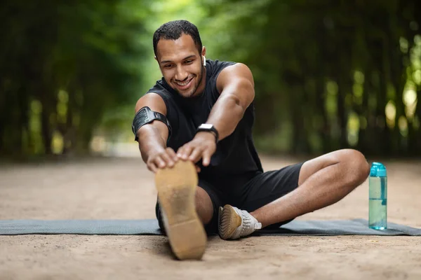 Happy Young African American Guy Sportsman Sitting Fitness Mat Touching — Fotografia de Stock