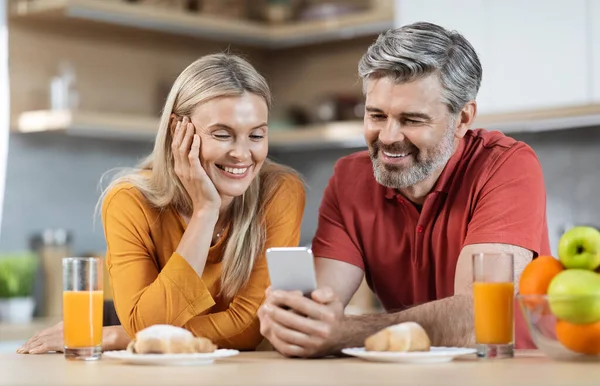 Happy Beautiful Middle Aged Spouses Having Breakfast Together Kitchen Drinking — Stockfoto