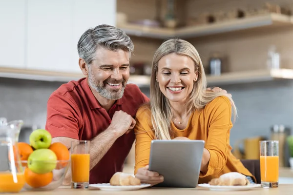 Loving Attractive Middle Aged Couple Enjoying Healthy Breakfast Together Home — Foto Stock