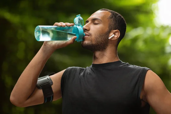 Athletic Young Black Man Drinking Water Training Public Park Using — Stockfoto