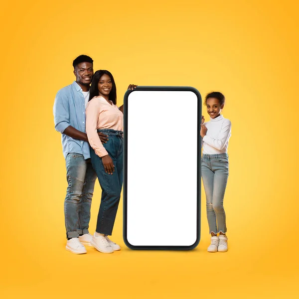 Happy African American Family Posing Big Smartphone White Empty Screen — Stockfoto