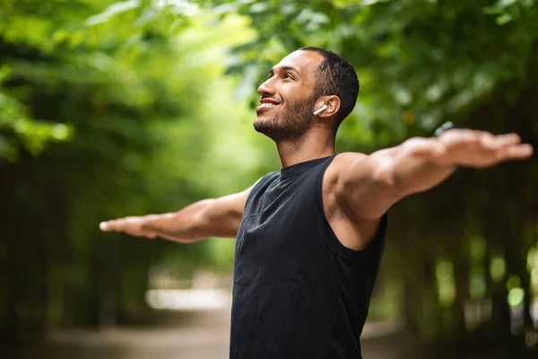 Joyful Handsome Athletic Black Guy Having Workout Green Public Park — Stok fotoğraf