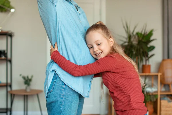 Cute Little Girl Embracing Mothers Pregnant Belly Happy Child Leaning — 스톡 사진