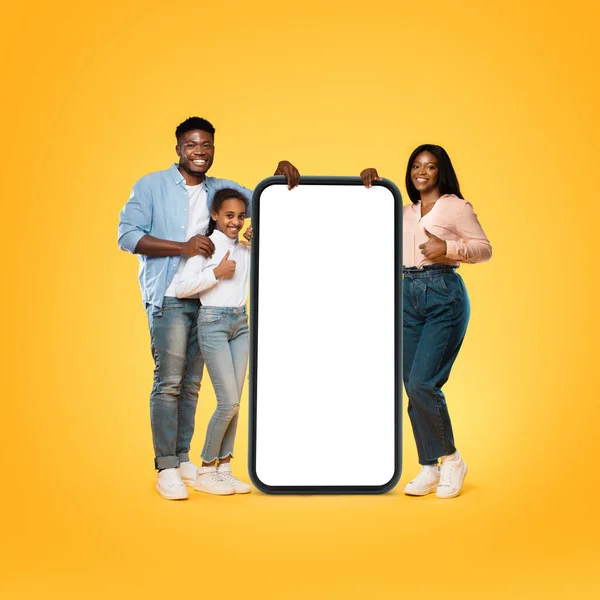 Happy Black Family Standing Full Length Huge Phone White Blank — Stockfoto