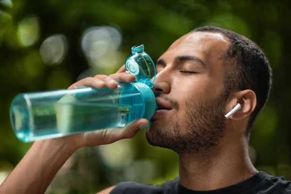 Sporty Young African American Guy Drinking Water Training Public Park — Stockfoto