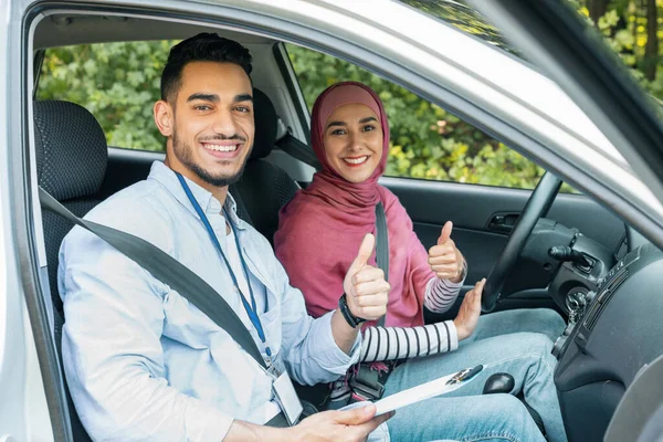 Smiling Millennial Arab Female Male Teacher Hijab Showing Thumbs Car — Stockfoto