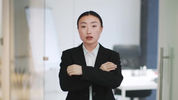 Confident Professional Asian Woman Manager Crossing Hands Looking Seriously Camera — Stock Video