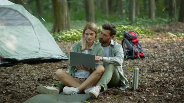 Internet Nature Happy Middle Aged Spouses Resting Camping Web Surfing — Stok video