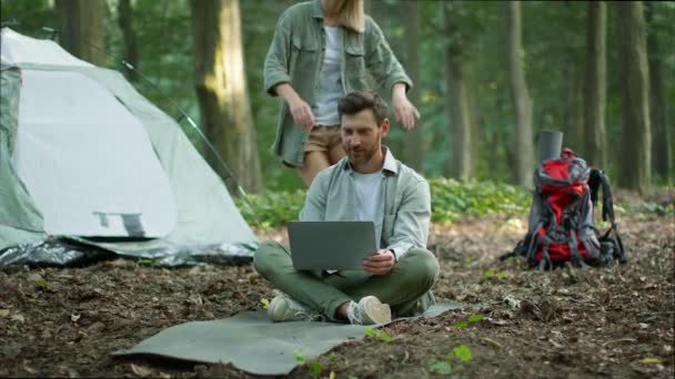 Family Escape Nature Man Freelancer Working Laptop Forest Loving Wife — Wideo stockowe