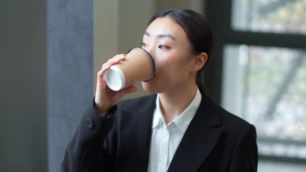 Coffee Break Office Close Portrait Young Pensive Asian Woman Employee — Vídeos de Stock