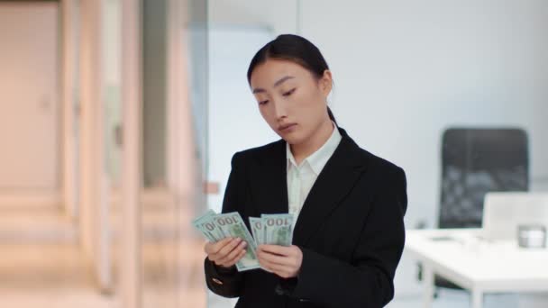 Фінансовий Облік Професійний Азіатська Жінка Букмекер Підрахунок Грошей Офісі Перевірка — стокове відео