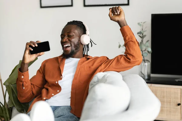 Mobile Karaoke Application Joyful African American Man Singing Song While — Stockfoto
