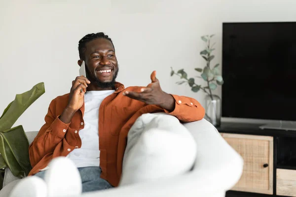 Making Call Happy African American Man Talking Smartphone Gesturing Resting — Foto de Stock