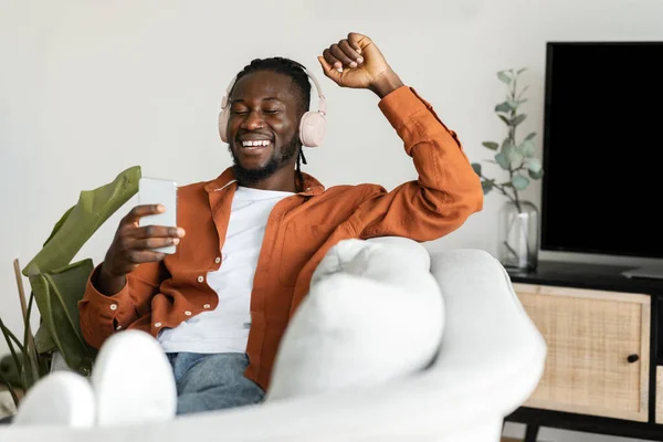 Yes Overjoyed Black Man Using Smartphone Shaking Clenched Fist Celebrating — Φωτογραφία Αρχείου