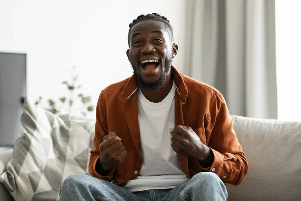 Emotional African American Male Shouting Gesturing Yes Joy Sitting Sofa — Foto de Stock