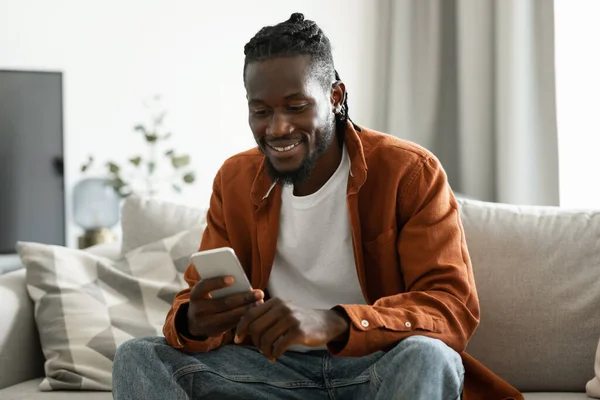 Great Mobile App Positive Black Man Using Cellphone Texting Browsing —  Fotos de Stock