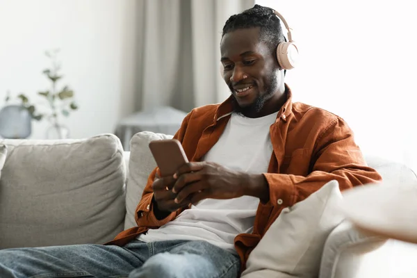 Home Leisure Happy Black Man Headphones Resting Smartphone Sofa Listening — Stockfoto