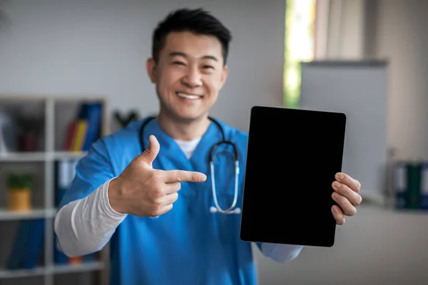 Веселий Зрілий Азіатський Лікар Вказує Пальцем Планшет Порожнім Екраном Інтер — стокове фото
