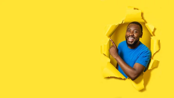 Smiling African American Man Standing Paper Hole Pointing Free Copy — Stock Photo, Image