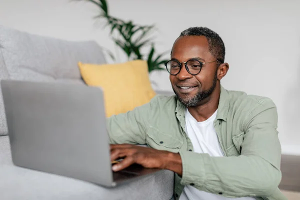 Trabajo Negocios Casa Sonriendo Adulto Afroamericano Hombre Gafas Casual Tienen —  Fotos de Stock