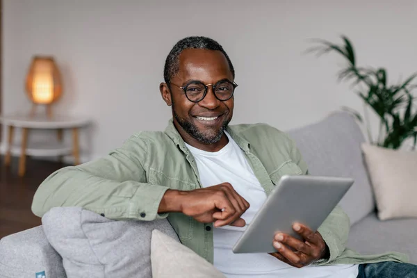 Sonriente Madura Afroamericano Masculino Gafas Casual Viendo Vídeo Tableta Charlando — Foto de Stock