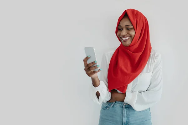 Ευτυχισμένο Μαύρο Muslim Γυναίκα Μαντίλα Χρησιμοποιώντας Smartphone Γραπτών Μηνυμάτων Περιήγηση — Φωτογραφία Αρχείου