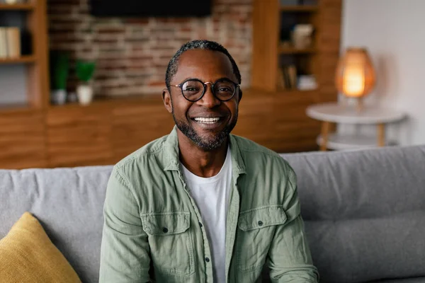 Headshot Του Χαρούμενου Ενήλικα Αφροαμερικανός Άνδρας Γυαλιά Και Casual Χαλάρωση — Φωτογραφία Αρχείου