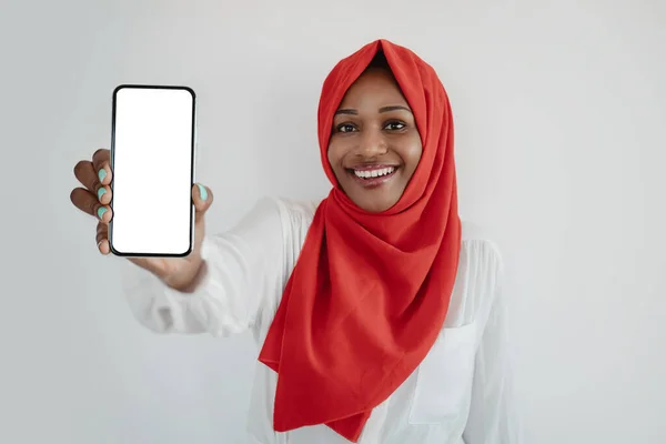 Anuncio Aplicación Mujer Islámica Negra Feliz Sosteniendo Teléfono Inteligente Con —  Fotos de Stock