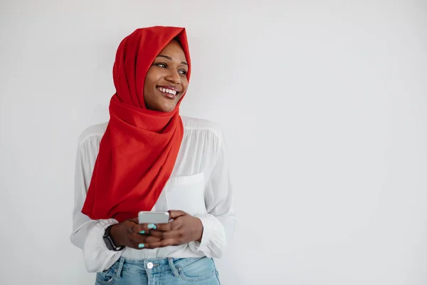 Ευτυχισμένος Μουσουλμάνος Μαύρη Γυναίκα Μαντίλα Χρησιμοποιώντας Smartphone Και Κοιτάζοντας Κατά — Φωτογραφία Αρχείου