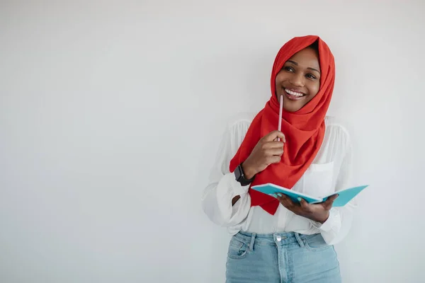 Buscando Ideas Pensativa Dama Afroamericana Hijab Sosteniendo Bloc Notas Lápiz — Foto de Stock