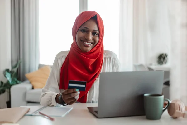 Безготівкова Оплата Щаслива Мусульманська Чорна Жінка Хіджабі Тримає Кредитну Картку — стокове фото
