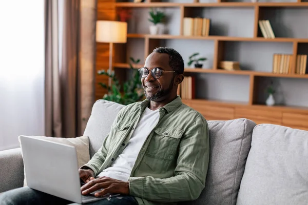 Feliz Hombre Afroamericano Mediana Edad Gafas Casual Ver Video Computadora —  Fotos de Stock