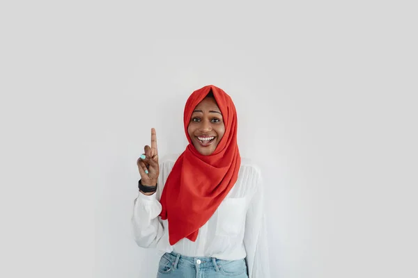 Концепция Вдохновения Эврики Возбужденный Черный Мусульманин Женщина Хиджабе Поднимая Палец — стоковое фото
