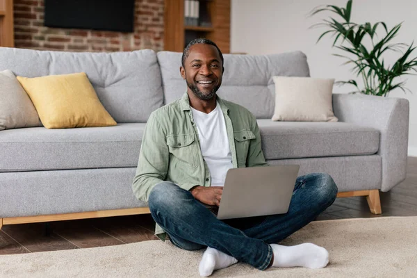 Sorrindo Afro Americano Meia Idade Digitação Casual Laptop Tem Chamada — Fotografia de Stock