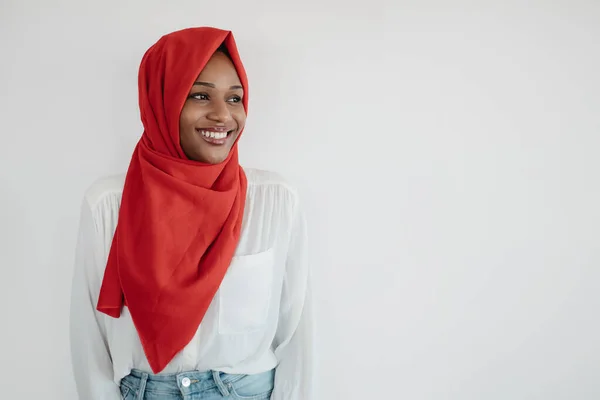 Pozytywna Czarna Islamska Kobieta Patrząca Przestrzeń Kopiowania Nad Jasnym Tłem — Zdjęcie stockowe