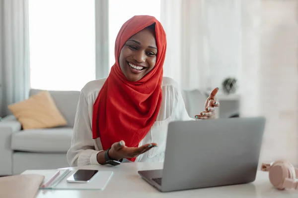 Mulher Muçulmana Preto Alegre Hijab Ter Vídeo Chat Com Amigos — Fotografia de Stock