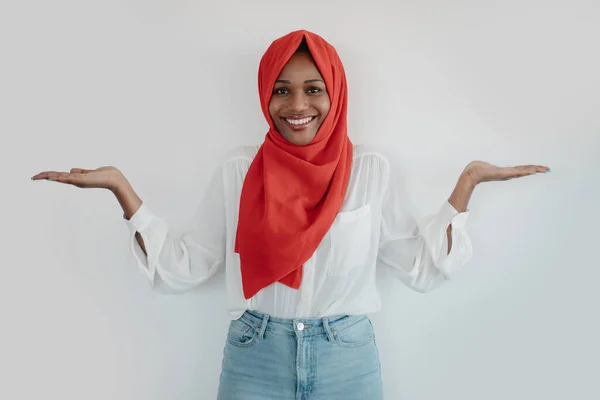 バランス概念 両方の手のひらに何かを保持し スケールとして手を取り合って 何かを選択しようとする正のアフリカ系アメリカ人イスラム教徒の女性 — ストック写真