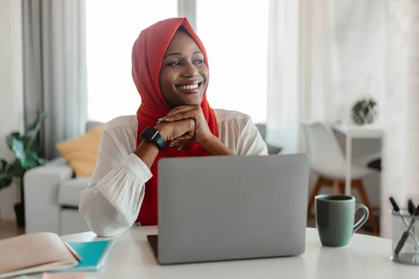 Retrato Mulher Islâmica Preta Sonhadora Hijab Sentado Mesa Com Laptop — Fotografia de Stock