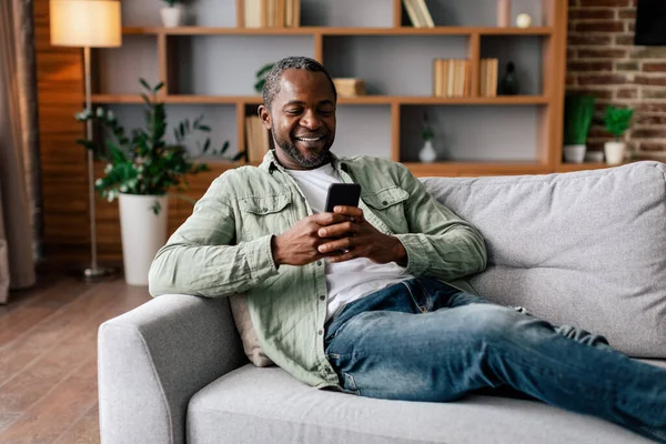 Feliz Madura Afroamericana Masculino Descanso Informal Relajante Charlando Teléfono Inteligente — Foto de Stock